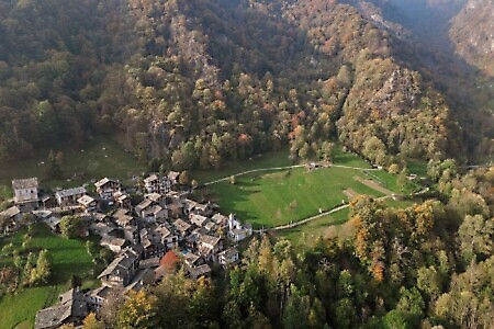 Borgo di Vrù: il presepe meccanico e le sue sculture lignee e l’altalena