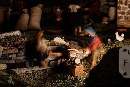 Borgo di Vrù: il presepe meccanico e le sue sculture lignee e l’altalena