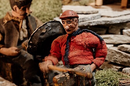 Borgo di Vrù: il presepe meccanico e le sue sculture lignee e l’altalena