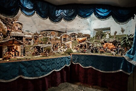 Borgo di Vrù: il presepe meccanico e le sue sculture lignee e l’altalena