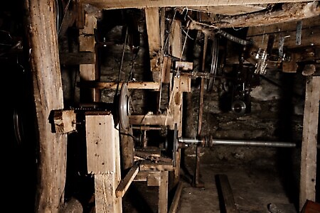 Borgo di Vrù: il presepe meccanico e le sue sculture lignee e l’altalena