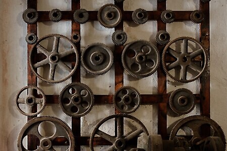 Borgo di Vrù: il presepe meccanico e le sue sculture lignee e l’altalena