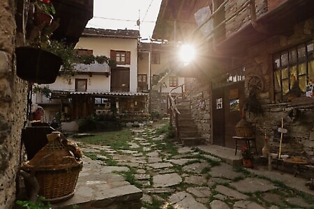 Borgo di Vrù: il presepe meccanico e le sue sculture lignee e l’altalena