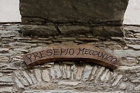 Borgo di Vrù: il presepe meccanico e le sue sculture lignee e l’altalena