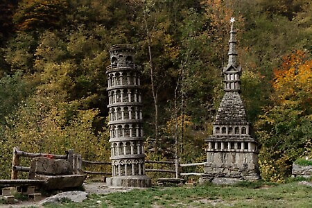 Borgo di Vrù: il presepe meccanico e le sue sculture lignee e l’altalena