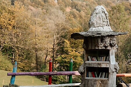 Borgo di Vrù: il presepe meccanico e le sue sculture lignee e l’altalena