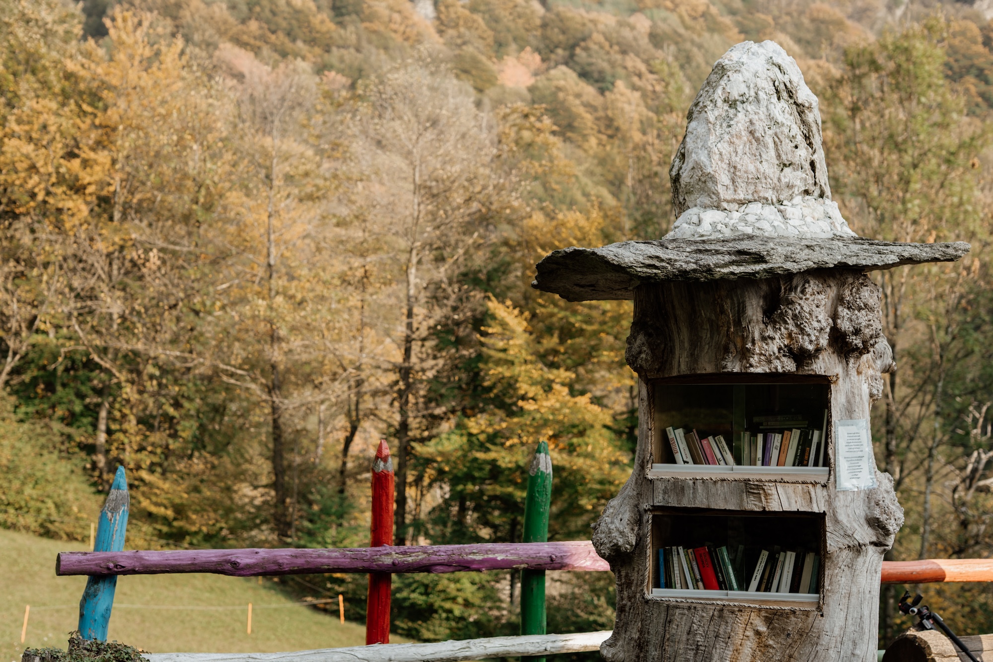 Borgo di Vrù: il presepe meccanico e le sue sculture lignee e l’altalena