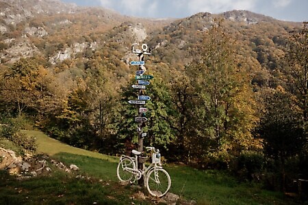 Borgo di Vrù: il presepe meccanico e le sue sculture lignee e l’altalena