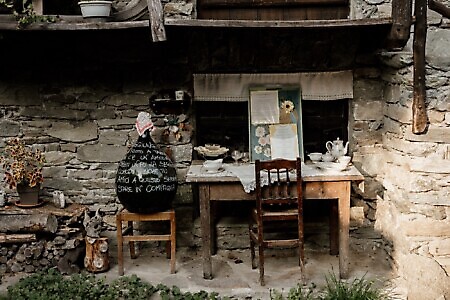 Borgo di Vrù: il presepe meccanico e le sue sculture lignee e l’altalena