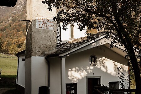 Borgo di Vrù: il presepe meccanico e le sue sculture lignee e l’altalena