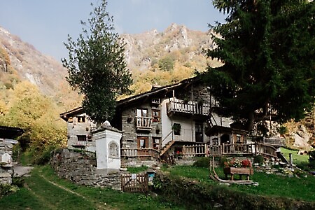 Borgo di Vrù: il presepe meccanico e le sue sculture lignee e l’altalena