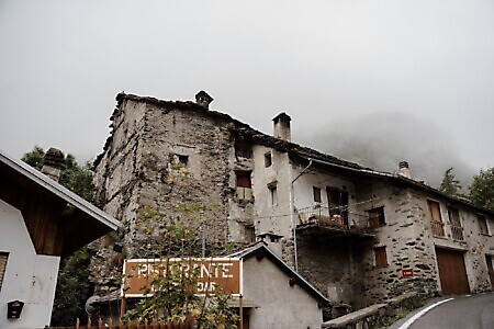 Casaforte del Rucias con affresco seicentesco