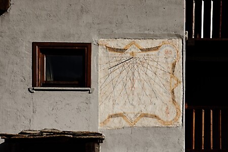 Itinerari delle meridiane: meridiana orizzontale e casa delle meridiane