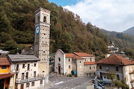 Parrocchiale di San Giovanni Battista con campanile in stile romanico